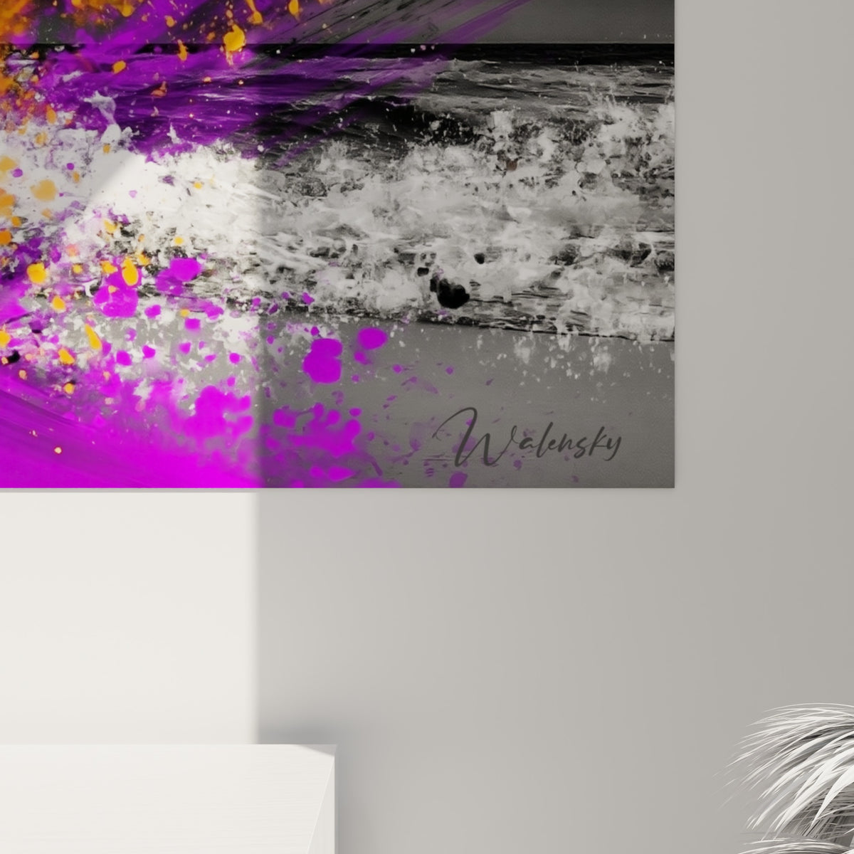 Grain de l'impression révélant les éclaboussures violettes et orange mêlées à l'écume grise du kitesurfeur