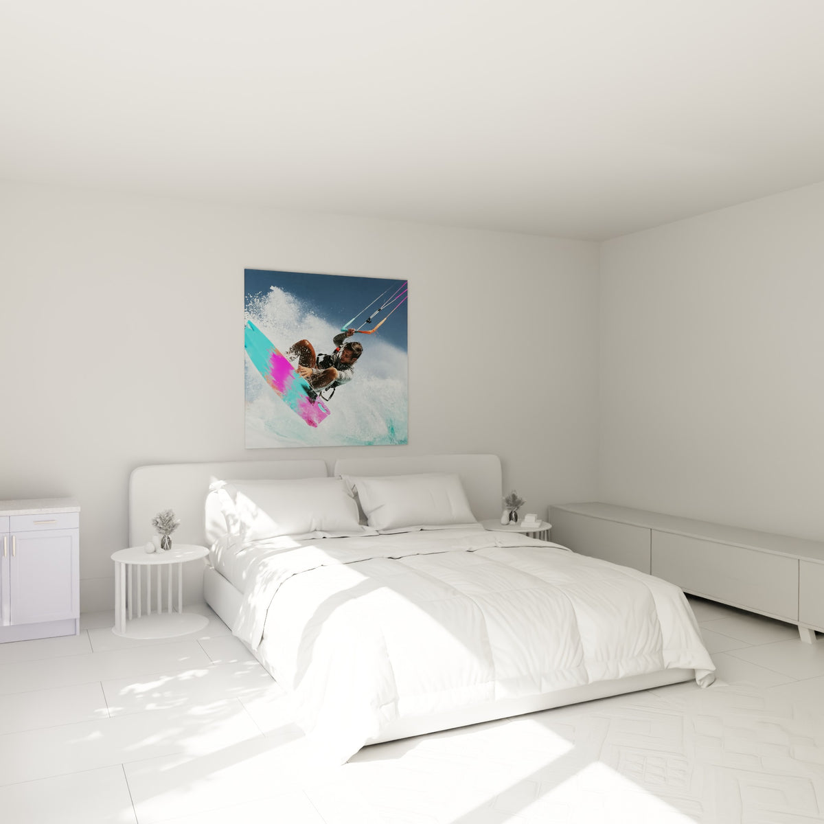 Sauteur en kite surf sur planche turquoise et fuchsia, accroché au-dessus d'un lit dans une chambre claire