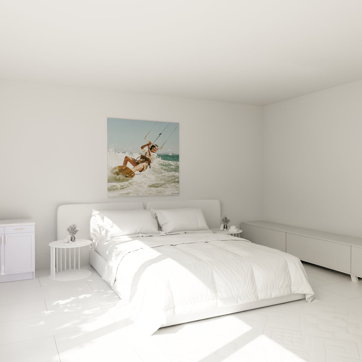 Sportive en kite surf, éclaboussures turquoise et ocre, au-dessus d'un lit dans une chambre claire