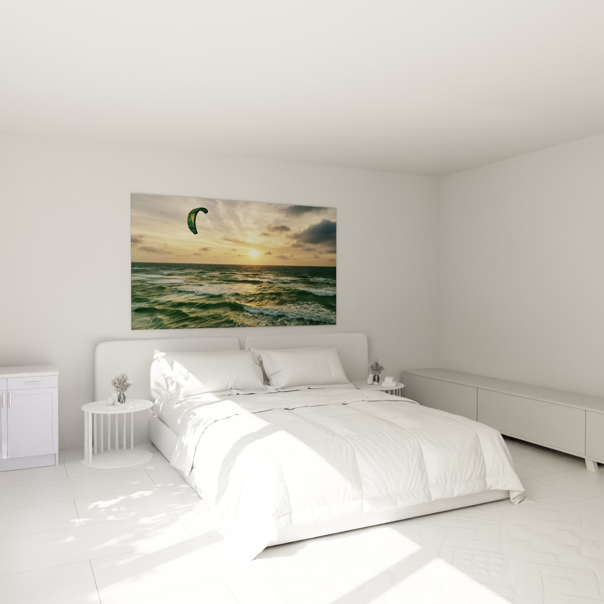 Voile verte et soleil doré du kite surf accrochés au-dessus d'un lit dans une chambre claire