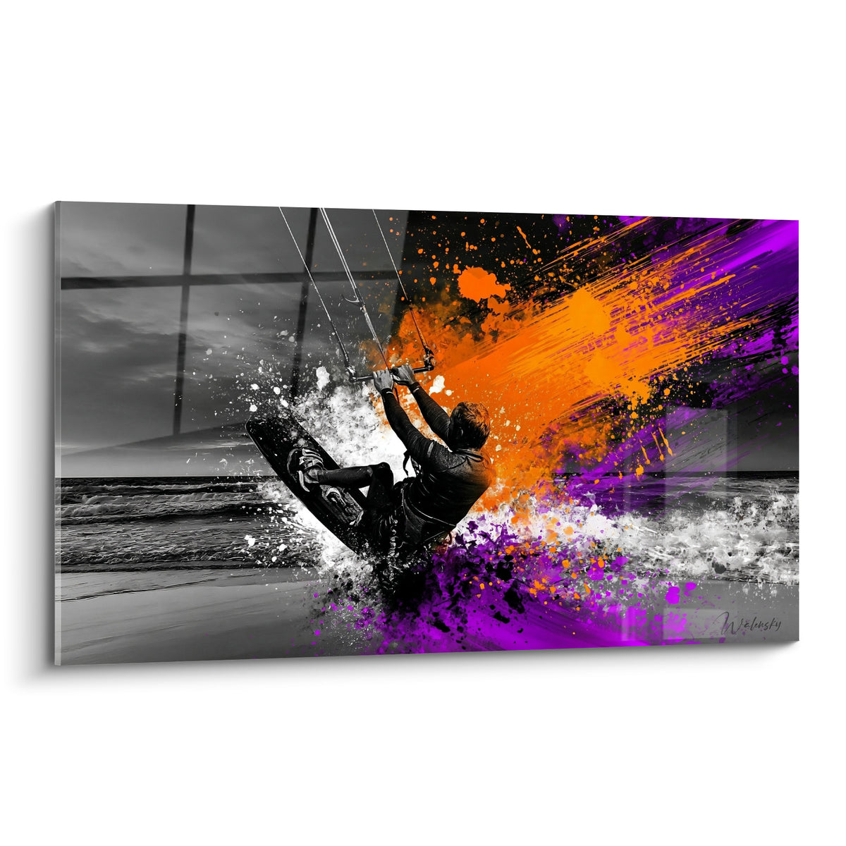 Kitesurfeur noir et blanc éclaboussé de violet et orange, planche relevée sur l'écume