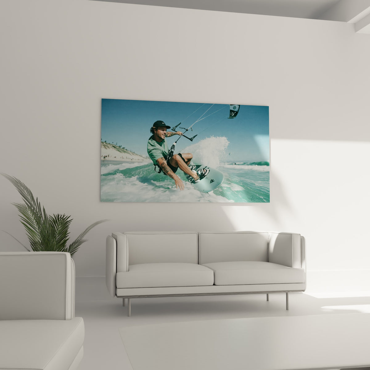 Surfeur casquette noire manie son aile grise sur fond de vague turquoise au-dessus d'un canapé dans un salon lumineux