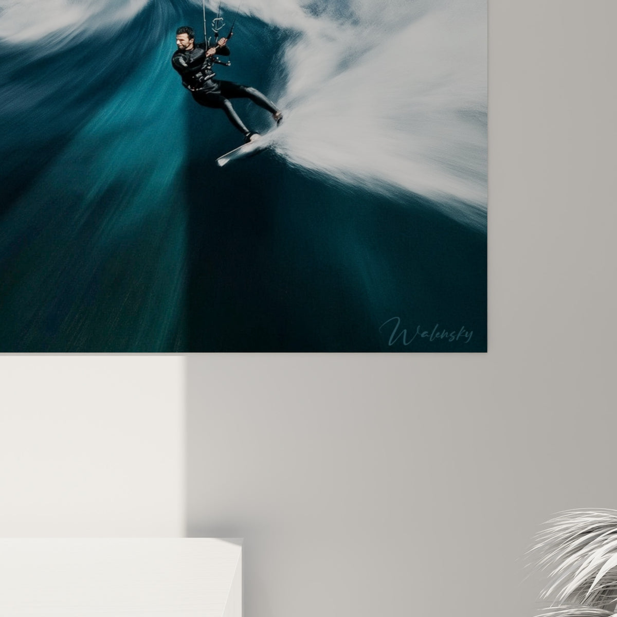 Détail de la vague bleu marine et de l'écume blanche du tableau kitesurf, texture d'impression visible de près