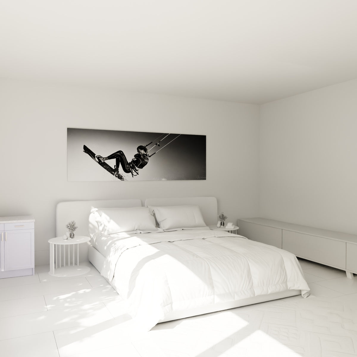 Figure de kitesurf en clair-obscur, câbles tendus et écume blanche, au-dessus d'un lit dans une chambre claire