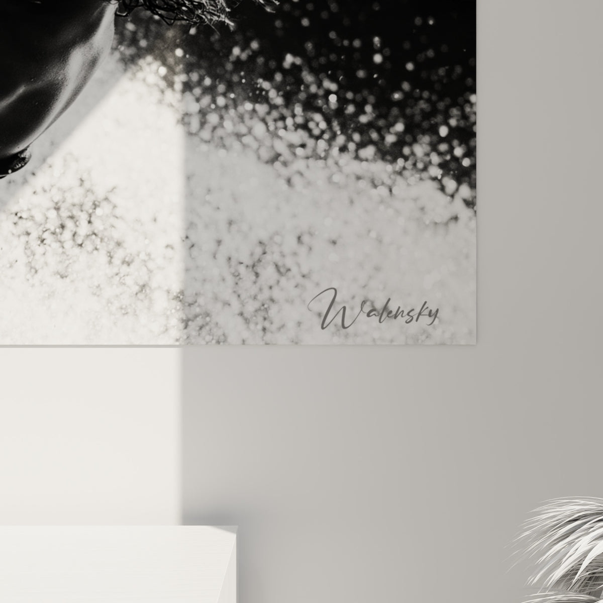 Grain photographique visible, gouttes d'eau blanches figées sur fond noir profond, matière argentée saisissante