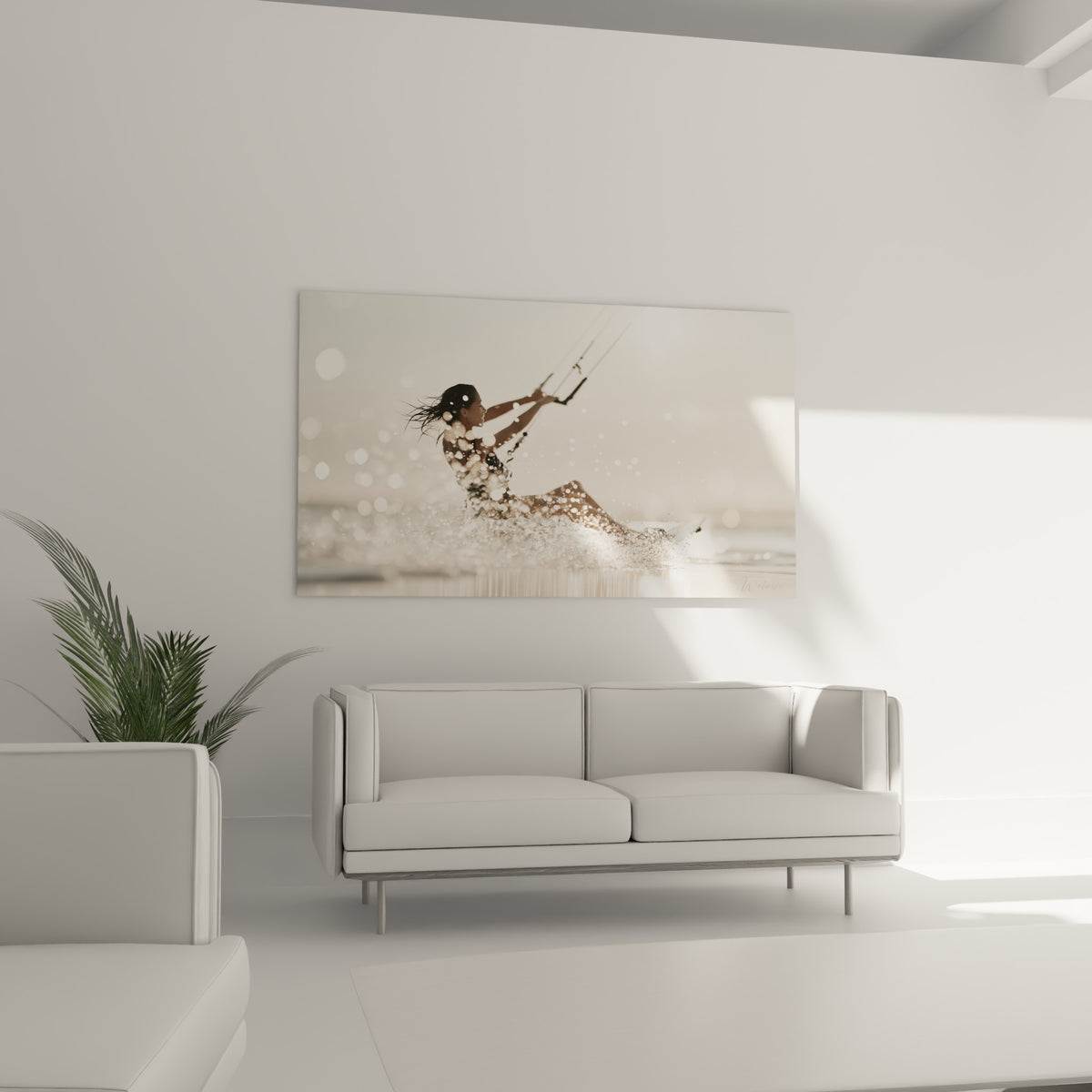 Figure de kitesurf en mouvement, tons beige et brun lumineux, au-dessus d'un canapé dans un salon lumineux
