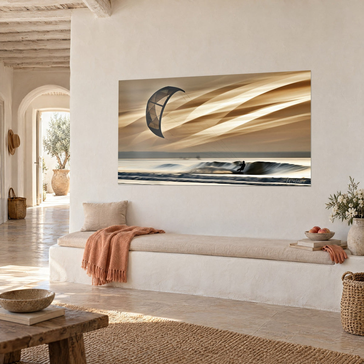 Quadro vela nera di kite ad arco su un cielo di volute avorio e miele, vista di tre quarti, panca bianca e plaid corallo