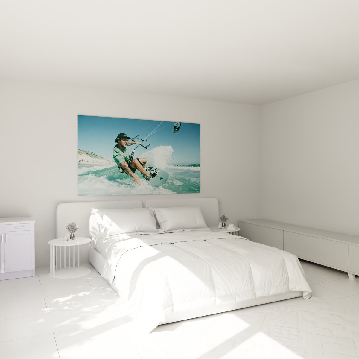 Rider souriant aux tatouages visibles fend une vague bleu azur au-dessus d'un lit dans une chambre claire