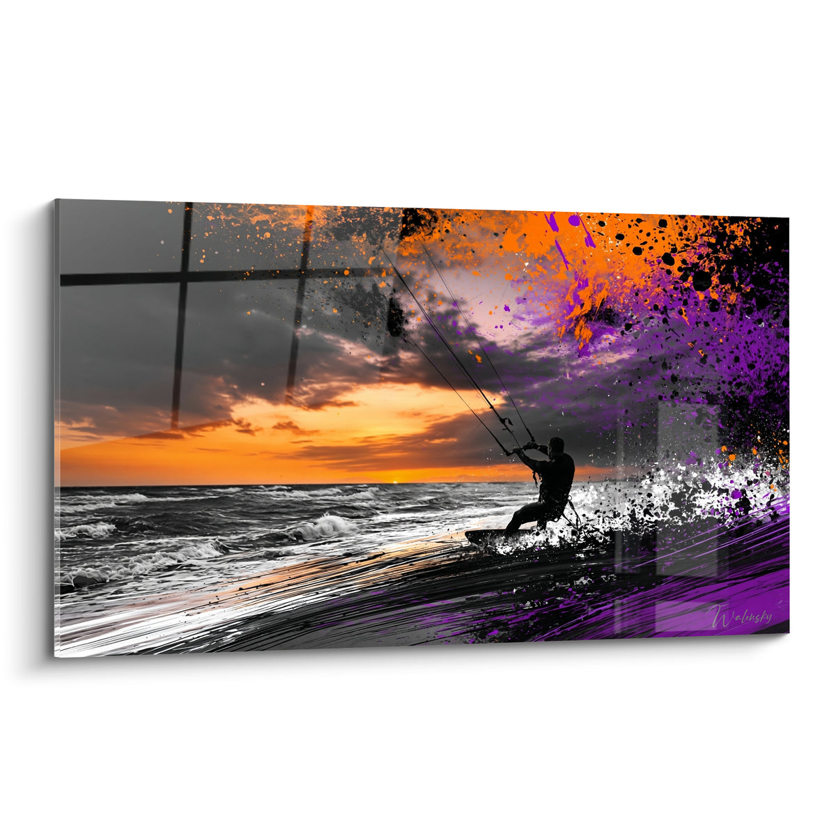 Kitesurfeur en silhouette noire sur vagues grises, ciel orange et éclats violets au coucher du soleil