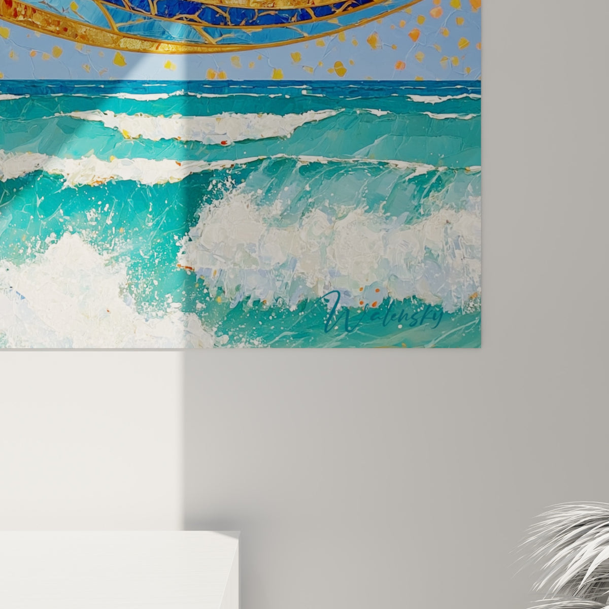 Empâtements dorés et bleu marine du ciel mosaïque se mêlent aux touches turquoise et blanches des vagues sculptées
