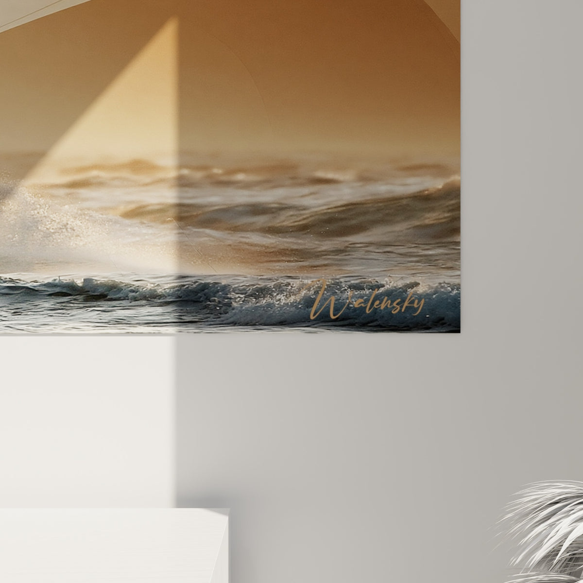 Détail des vagues abstraites beige et ocre entrelacées, grain de l'impression et fils du kite visibles de près