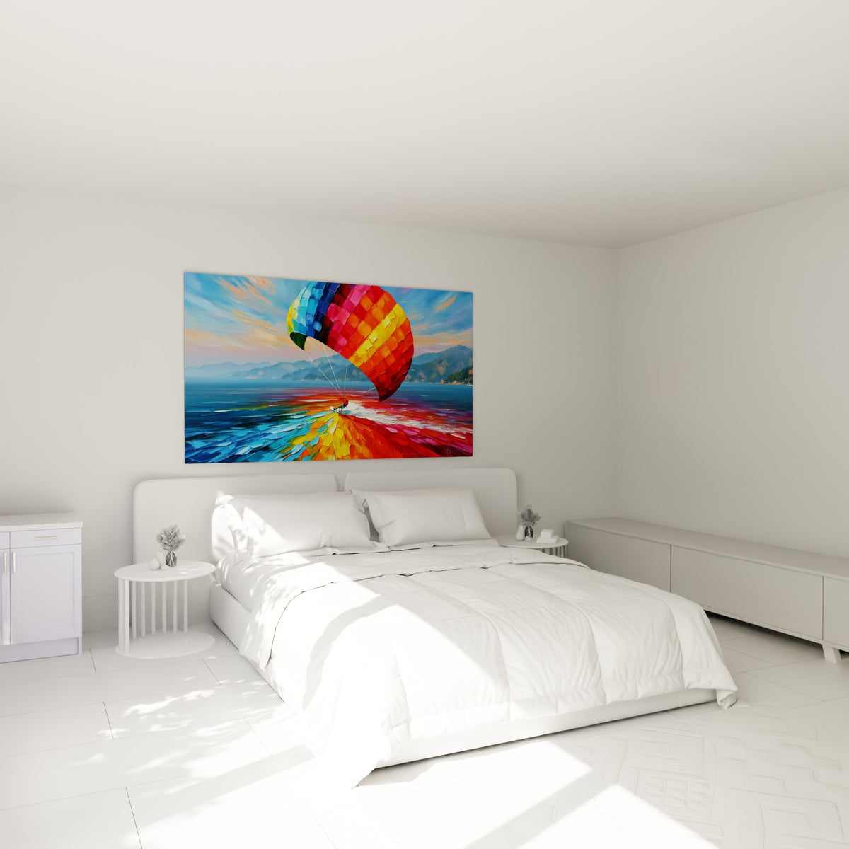 Voile multicolore rouge et orange d'un kitesurfeur, au-dessus d'un lit dans une chambre claire