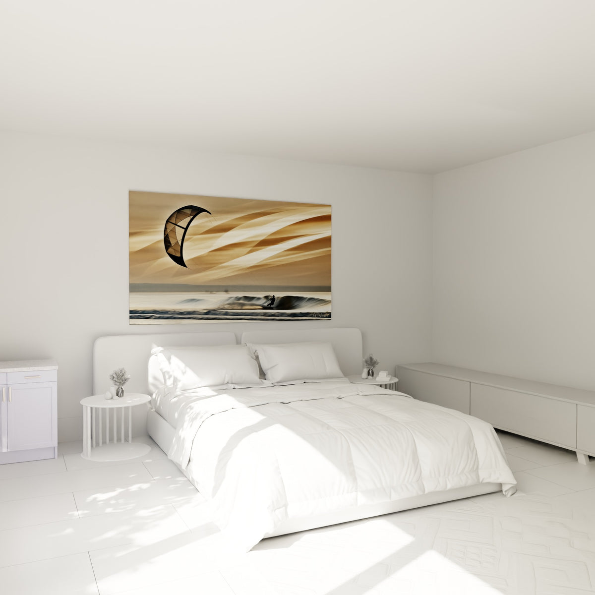 Voile noire et silhouette de kitesurfeur doré au-dessus d'un lit dans une chambre claire