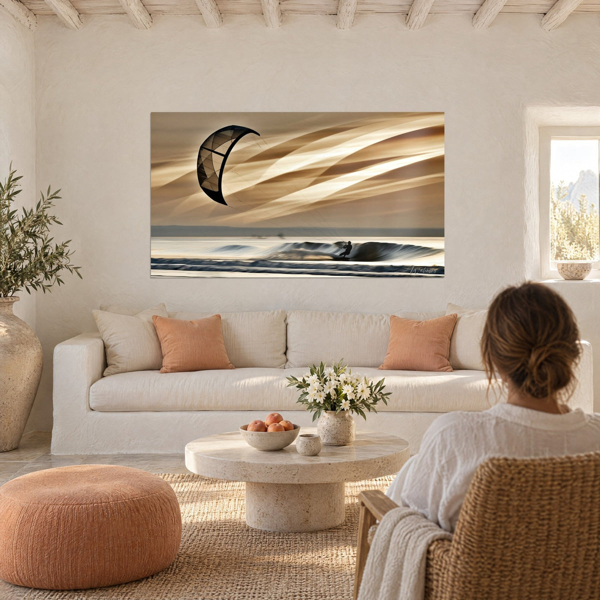 Quadro kitesurfer in silhouette su un'onda, vela nera, cielo di sabbia e oro, una donna di spalle, sopra un divano in un soggiorno luminoso