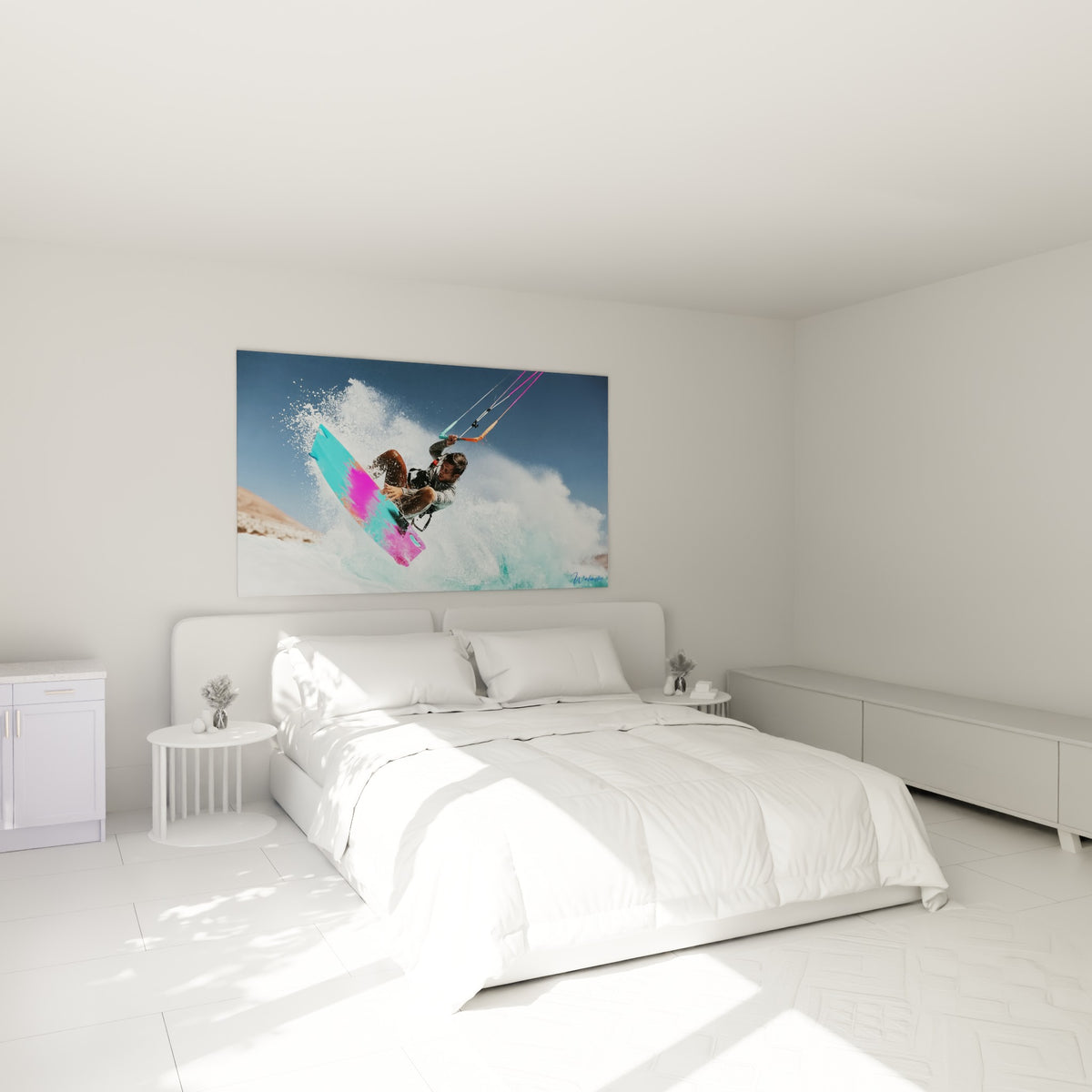 Athlète suspendu dans les airs, voile rose et orange, planche turquoise, au-dessus d'un lit dans une chambre claire