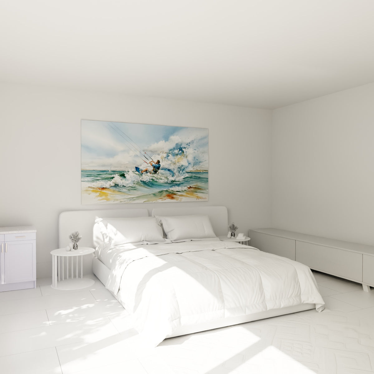 Surfeur harnaché à sa voile dans des tons ocre et bleu profond, au-dessus d'un lit dans une chambre claire