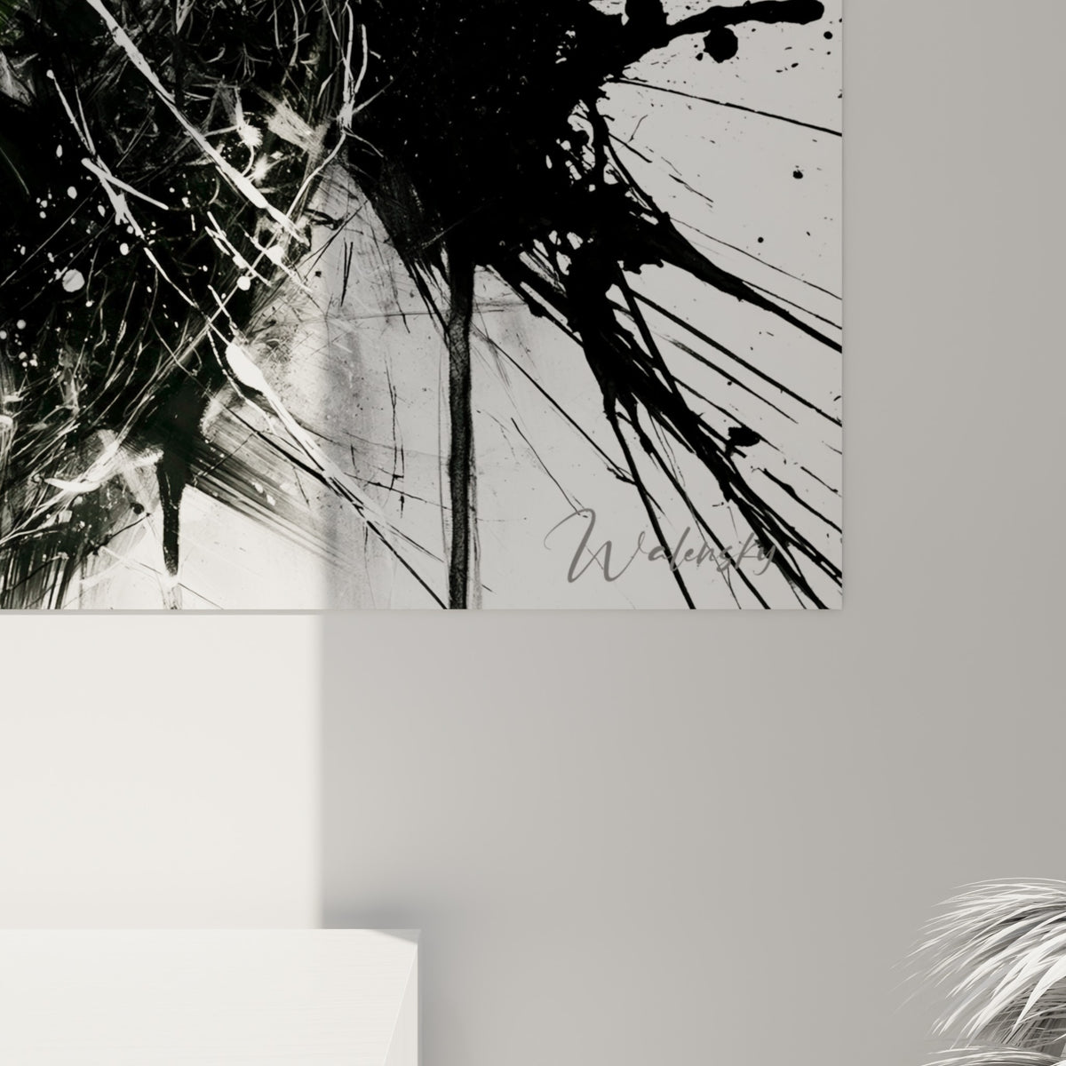 Coulures noires et empâtements verts se mêlant sur la toile du tableau kiwi accroché