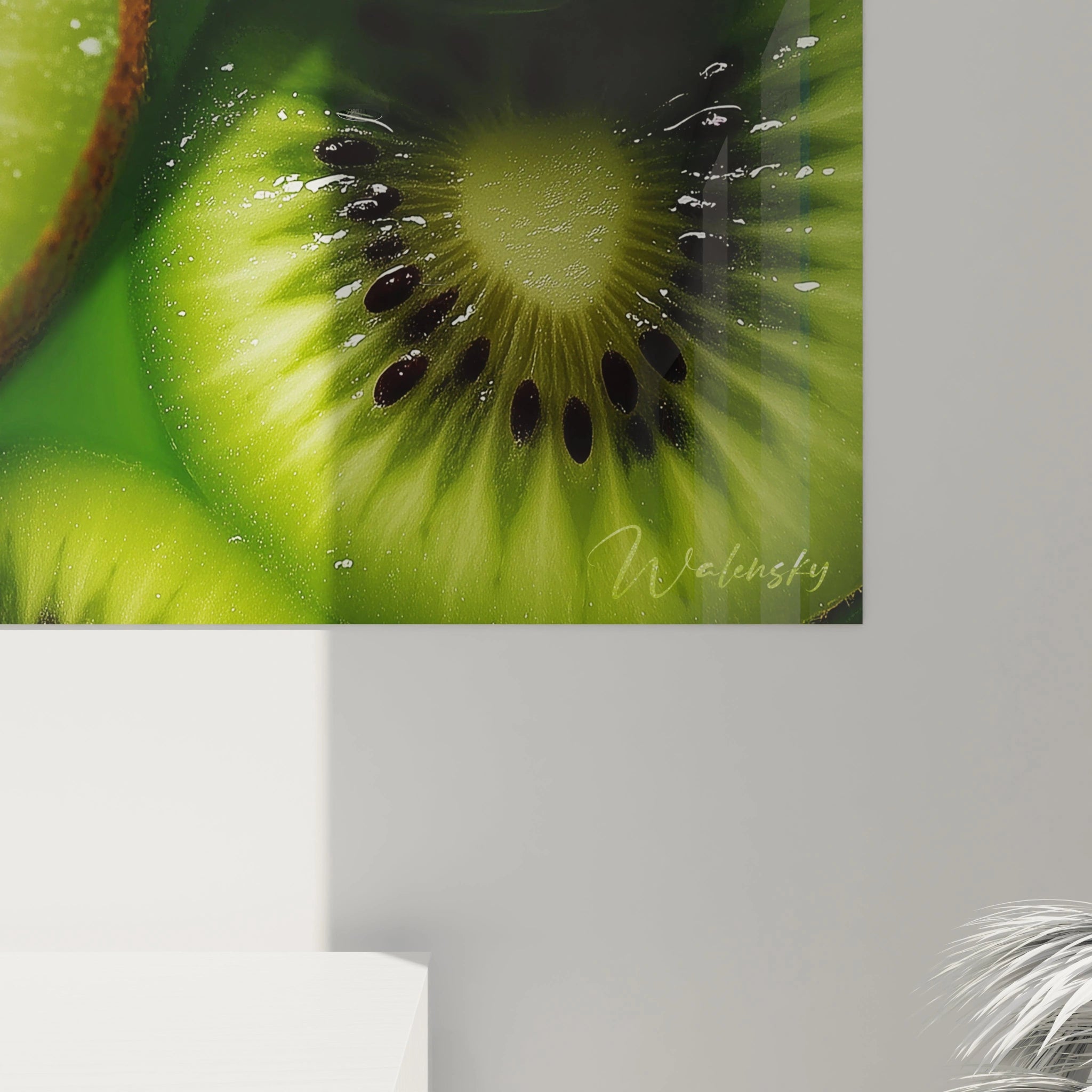 Un tableau kiwi où des morceaux de fruit apparaissent en gros plan, soulignant les contrastes entre la chair translucide, les graines noires dispersées et les reflets blancs sur une surface lisse et brillante.