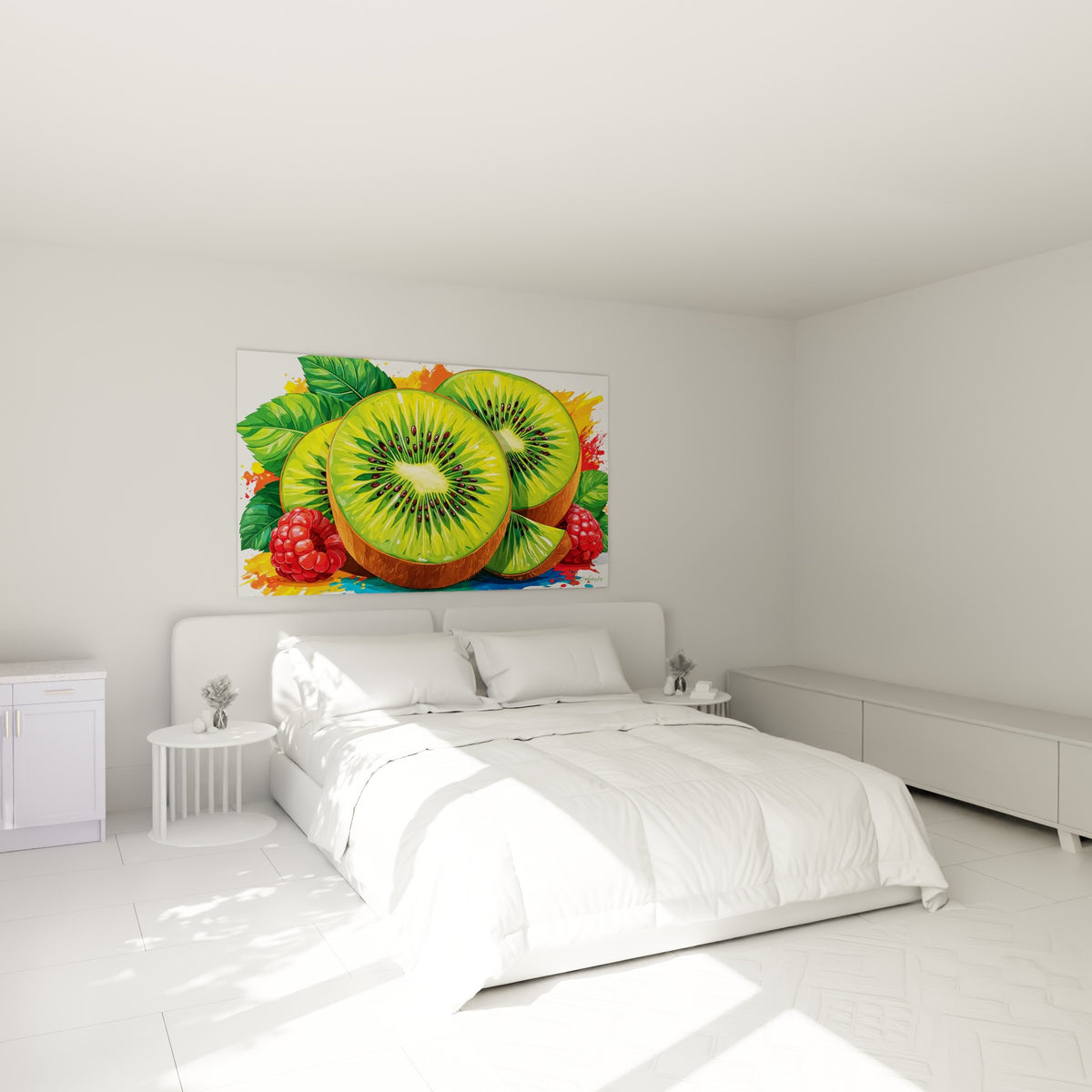 Rondelles de kiwi vert et framboises rouges accrochées au-dessus d'un lit dans une chambre claire