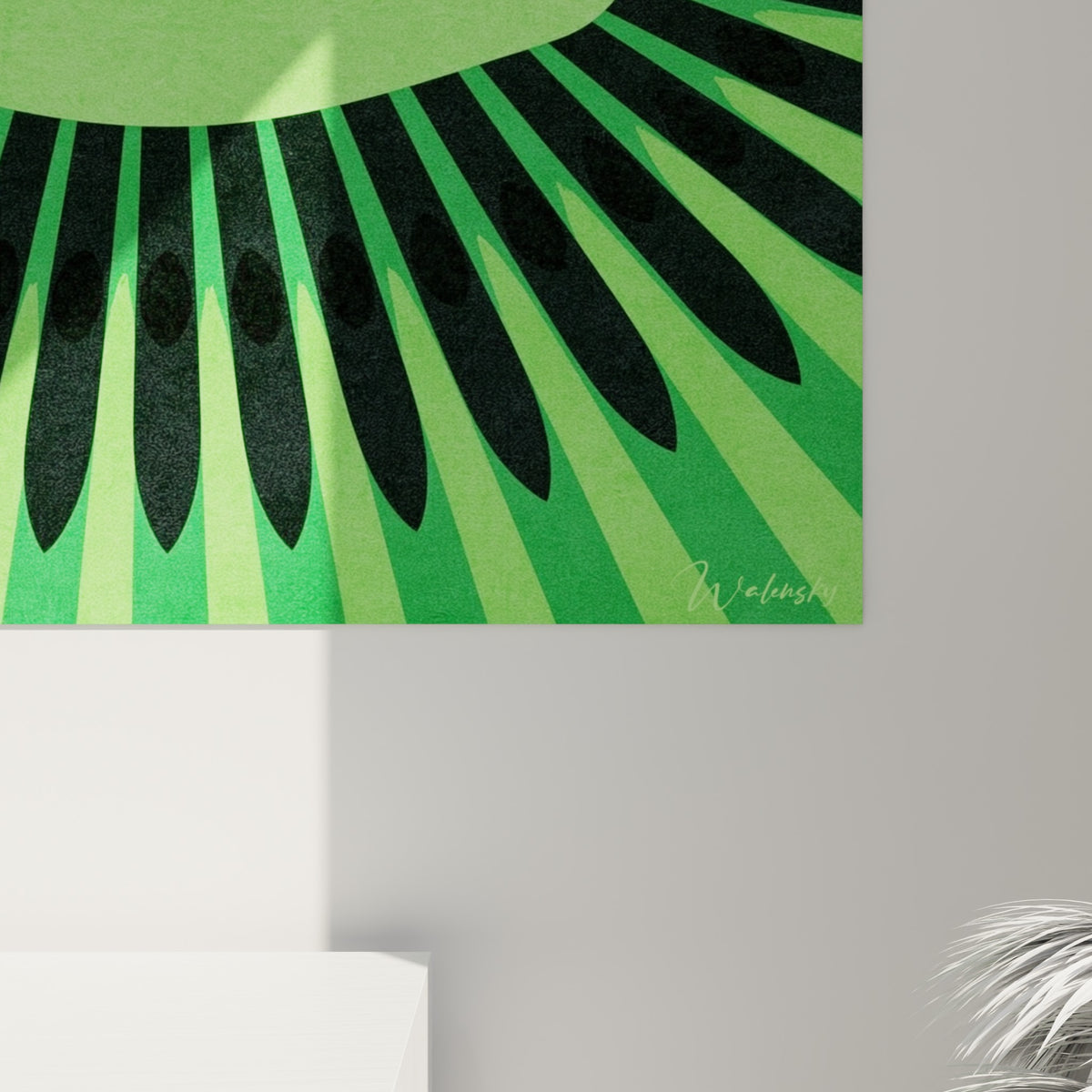 Détail des pointes noires et du grain vert émeraude de ce tableau kiwi accroché au mur