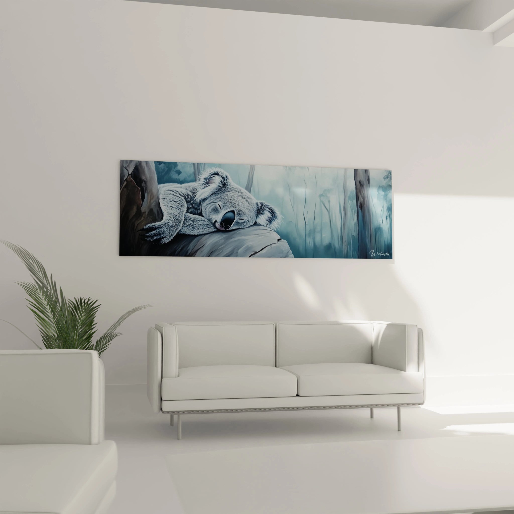 Tableau koala endormi sur une branche dans une chambre moderne avec canapé blanc