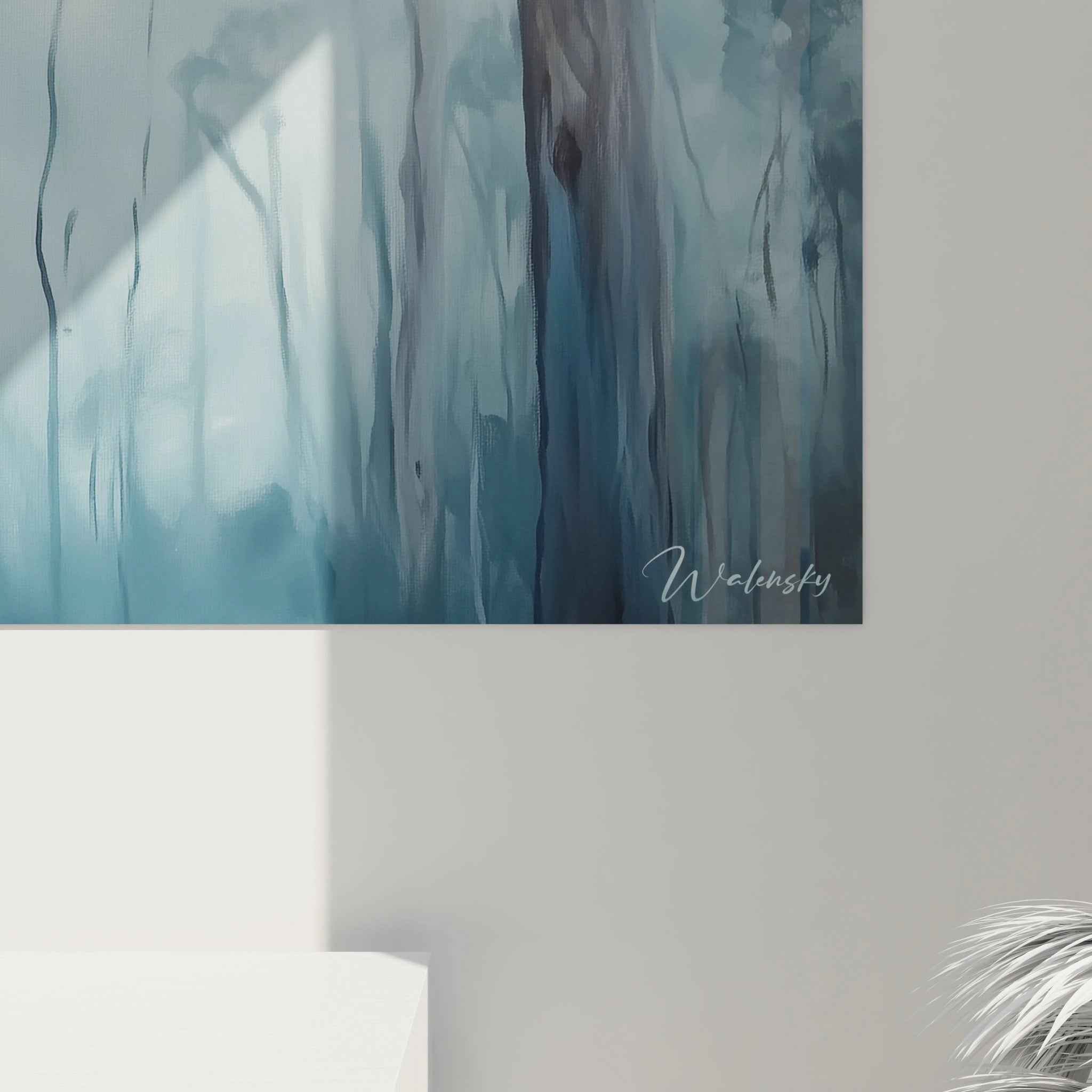 Tableau Koala Walensky avec peinture bleue abstraite et signature visible dans un intérieur moderne