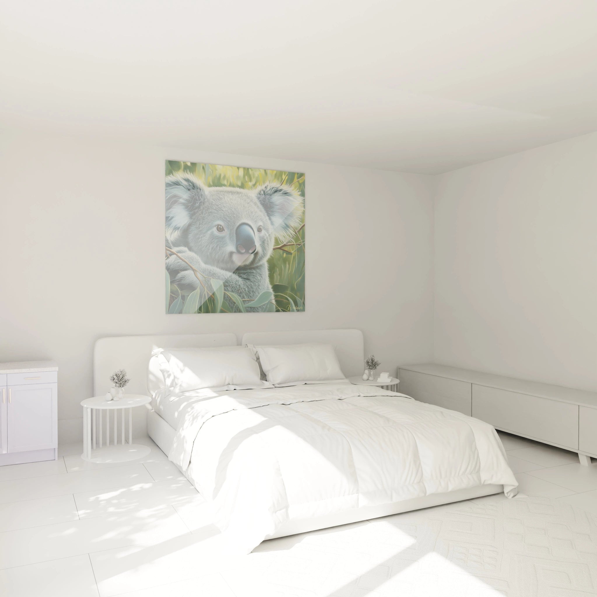 Tableau koala Walensky accroché au mur d'une chambre moderne blanche avec lit et meubles minimalistes
