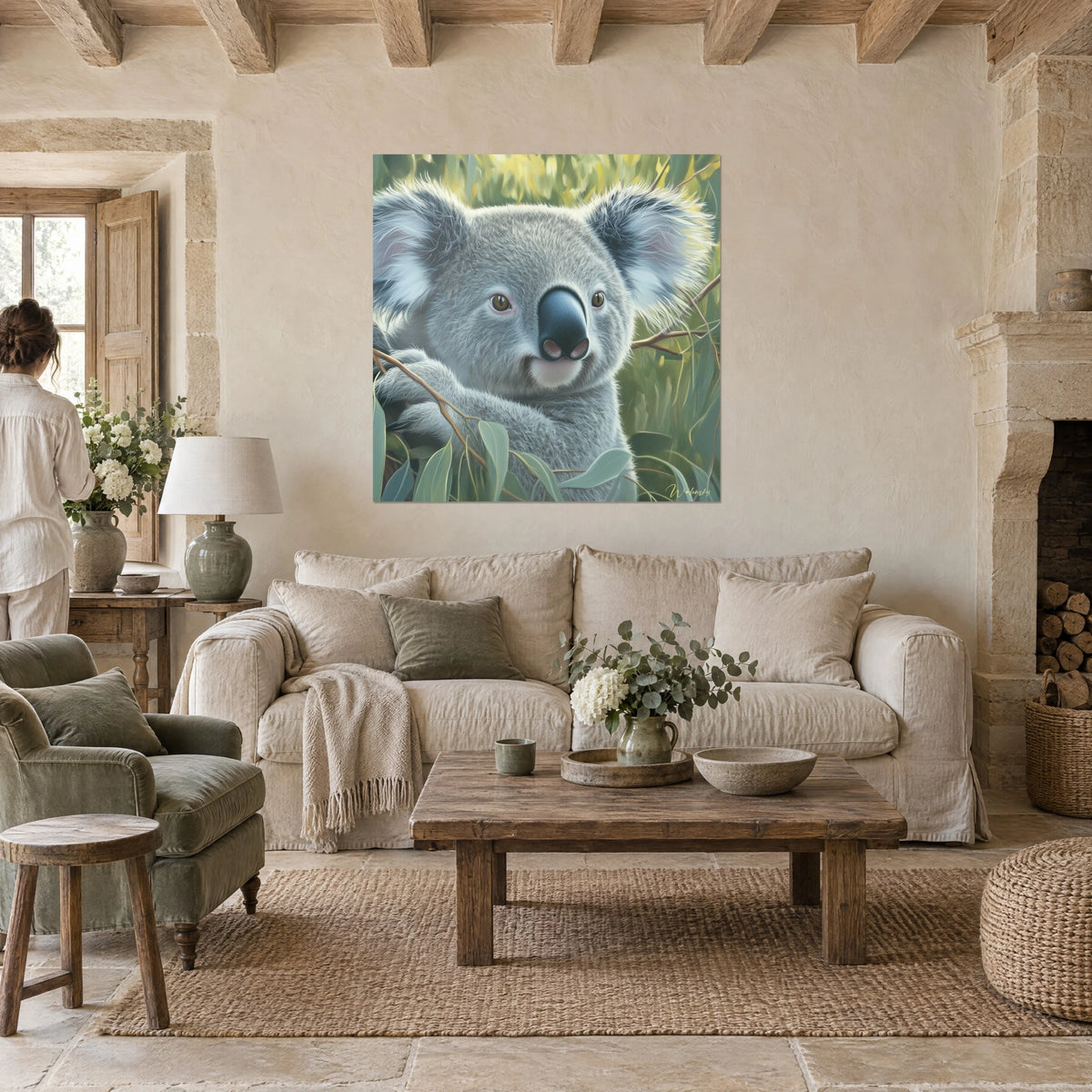 Πίνακας κοάλα με ασημογκρίζο τρίχωμα, κεχριμπαρένια μάτια και πράσινα φύλλα ευκαλύπτου, πάνω από καναπέ σε φωτεινό σαλόνι