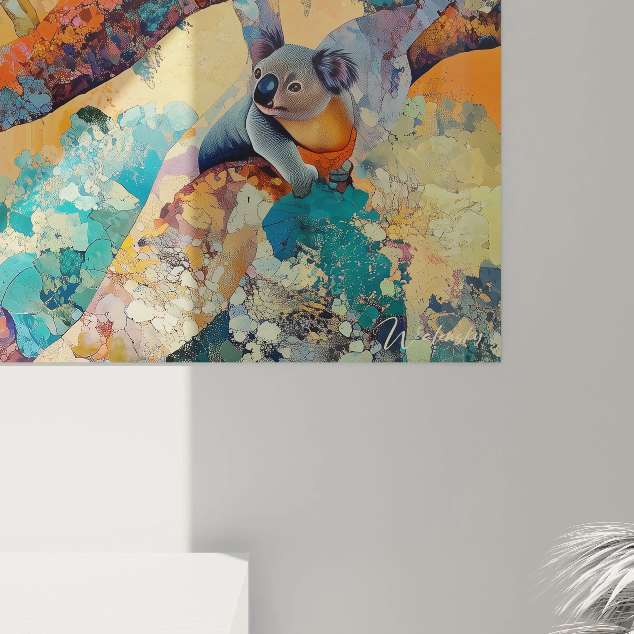 Tableau koala coloré de Walensky accroché sur un mur gris clair avec des motifs abstraits