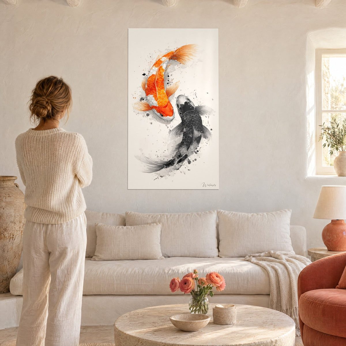 Schilderij oranje en witte koi-karper verstrengeld met een zwarte inktkarper, grijze spatten, boven een bank in een lichte woonkamer