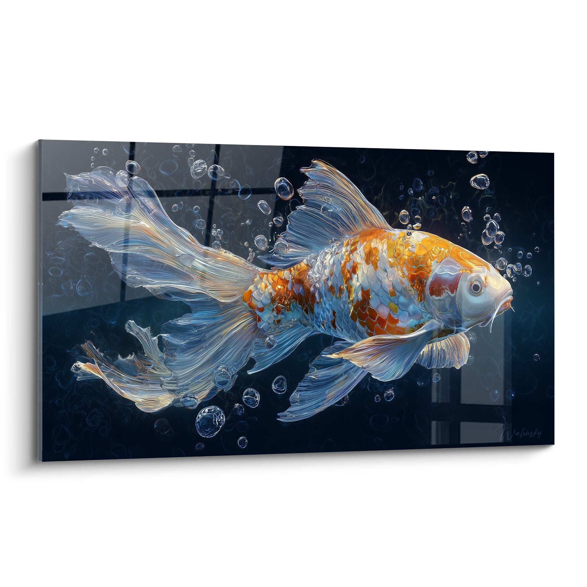 Koï orange et blanc aux voiles translucides nageant dans une eau bleu marine profonde