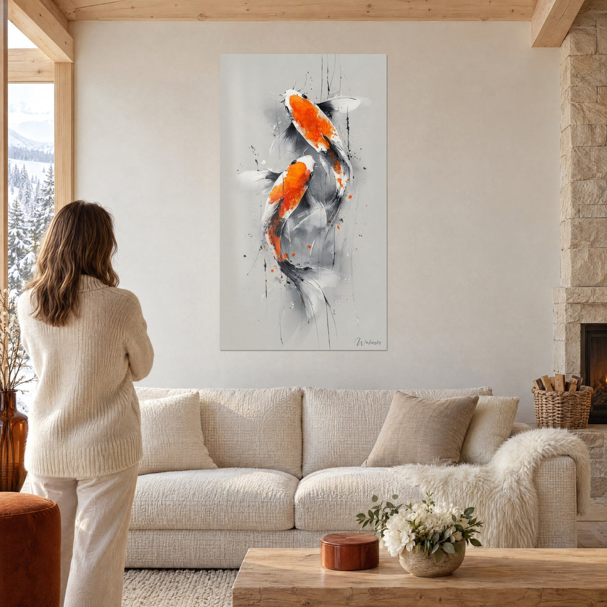 Cuadro carpas koi naranjas y blancas nadando en vertical, tinta gris, una mujer de espaldas sobre un sofá en un salón luminoso