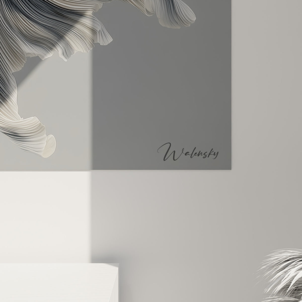 Détail des écailles gris anthracite et des pétales blancs sculptés du koi, grain et relief visibles