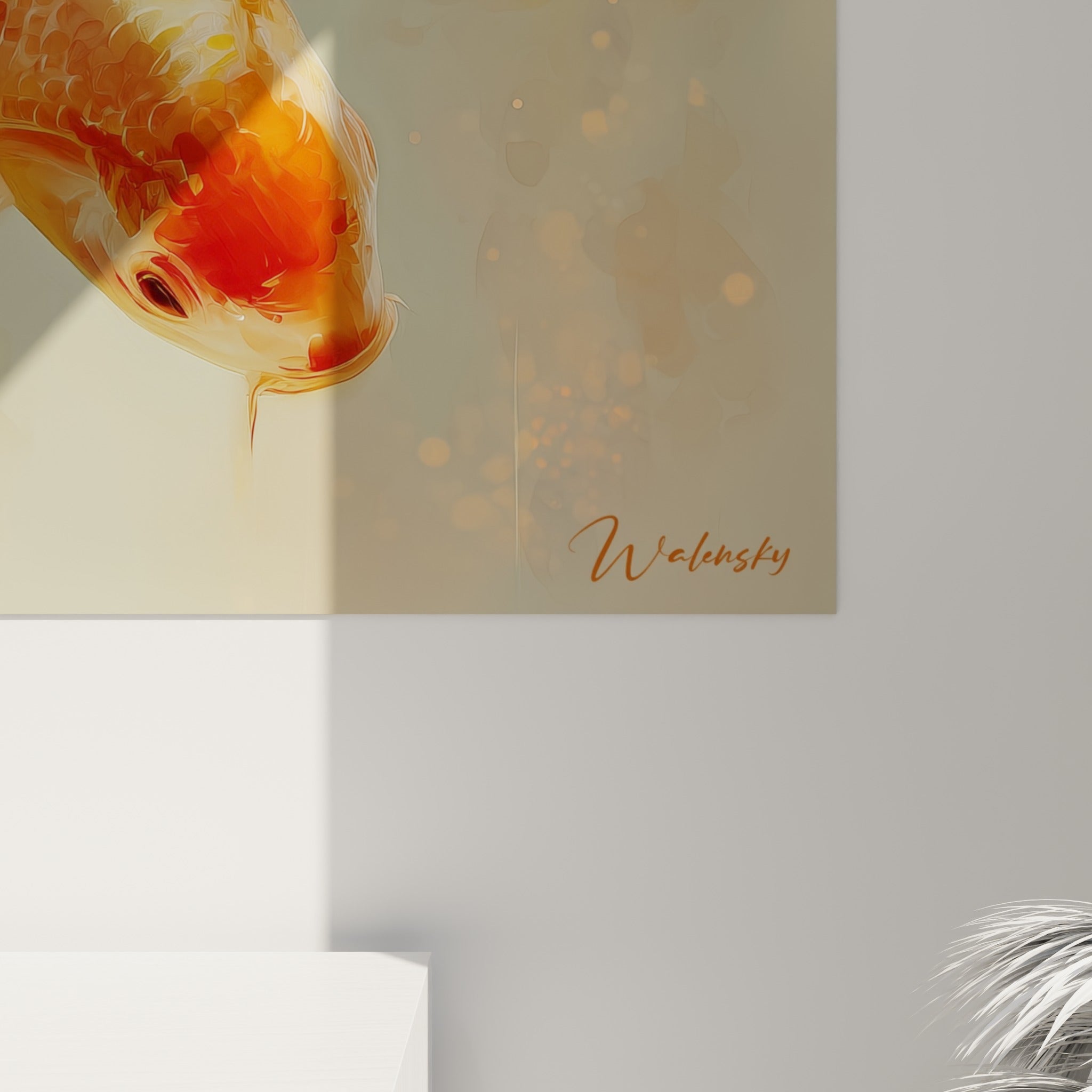 Détail des écailles orangées et du grain vert sauge de ce tableau koi accroché au mur