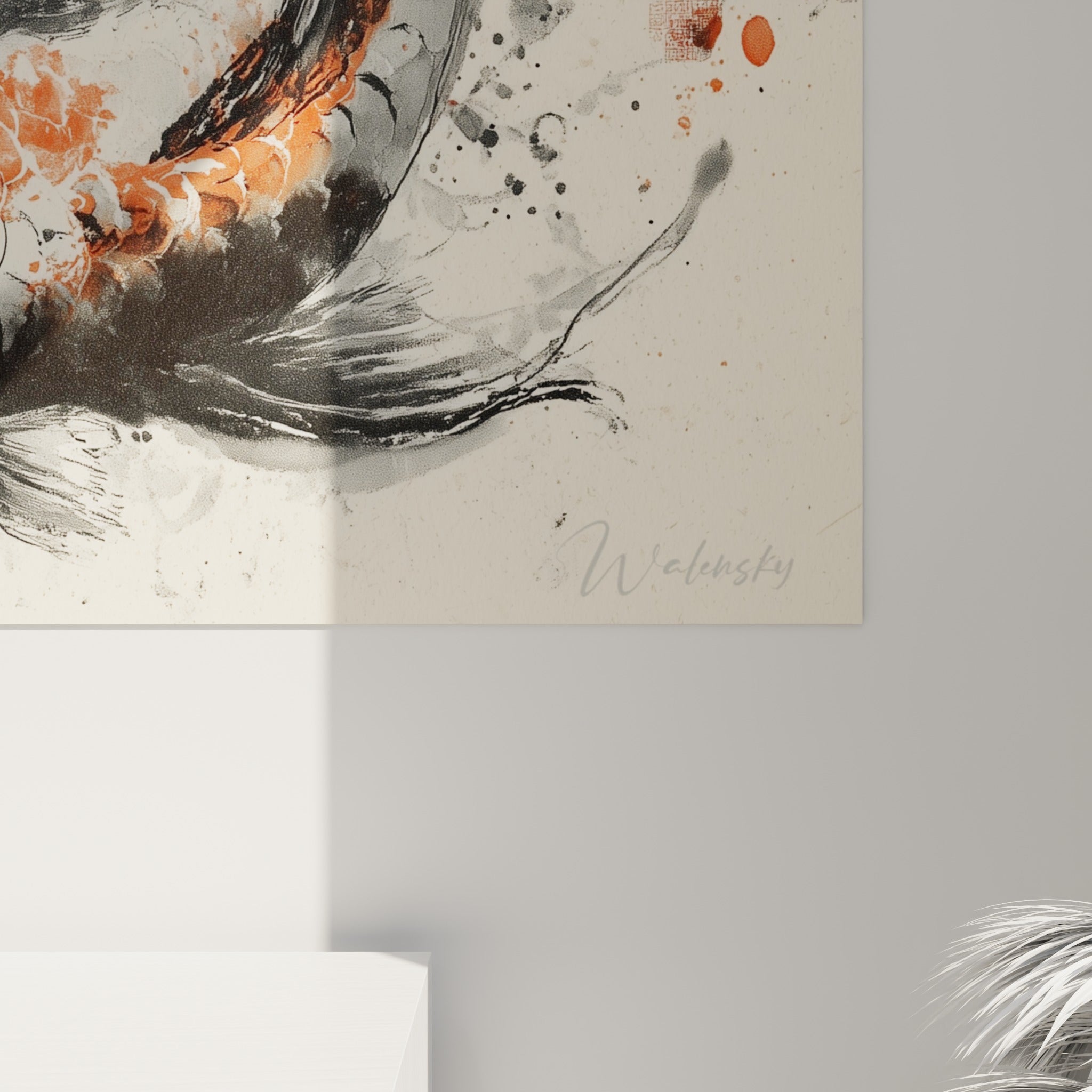 Empâtements d'encre noire et éclats orangés visibles de près sur l'écaille du poisson koï
