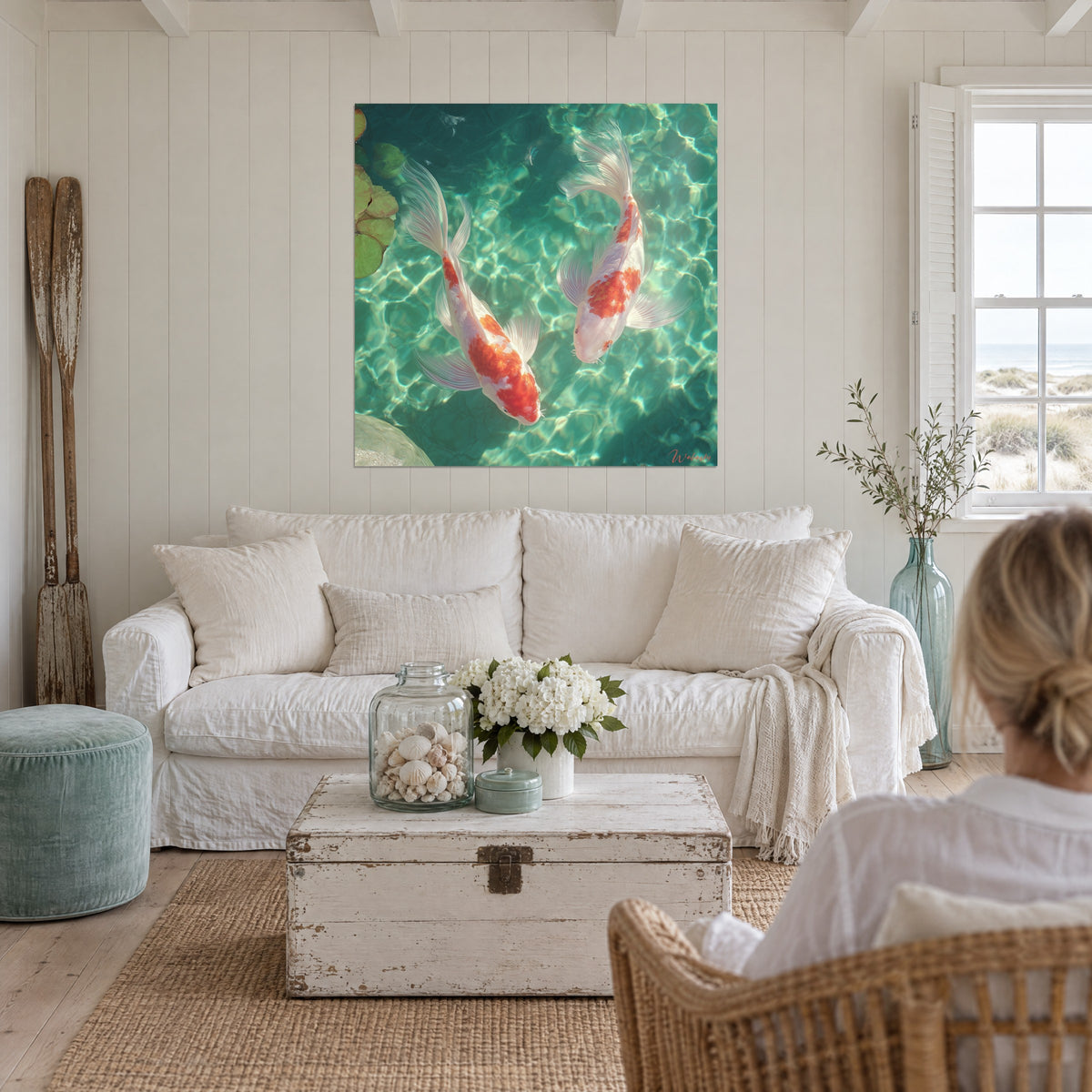 Schilderij oranje en witte koi-karpers die spiegelbeeldig zwemmen, turquoise water, groene waterlelies, boven een bank in een lichte woonkamer