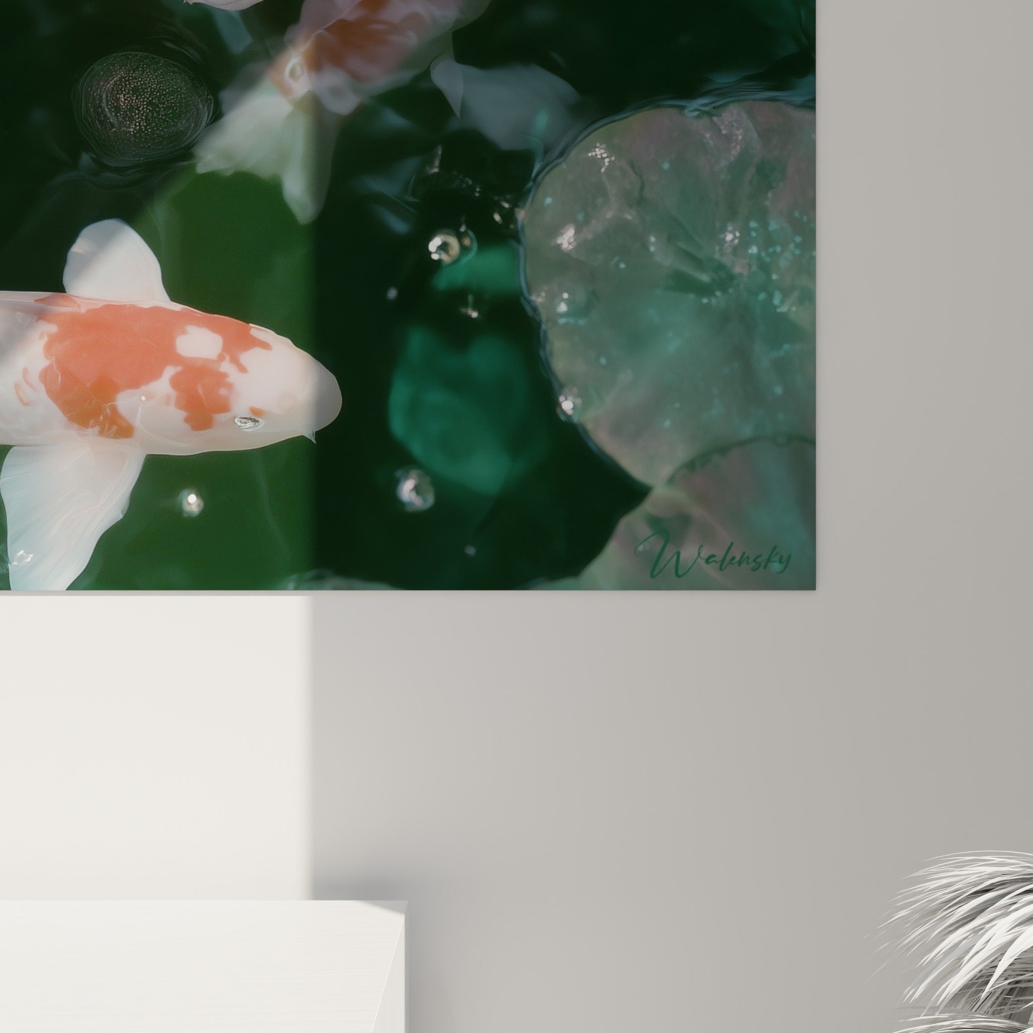 Écailles orange et blanches détaillées, bulles d'eau translucides sur fond vert sombre du bassin