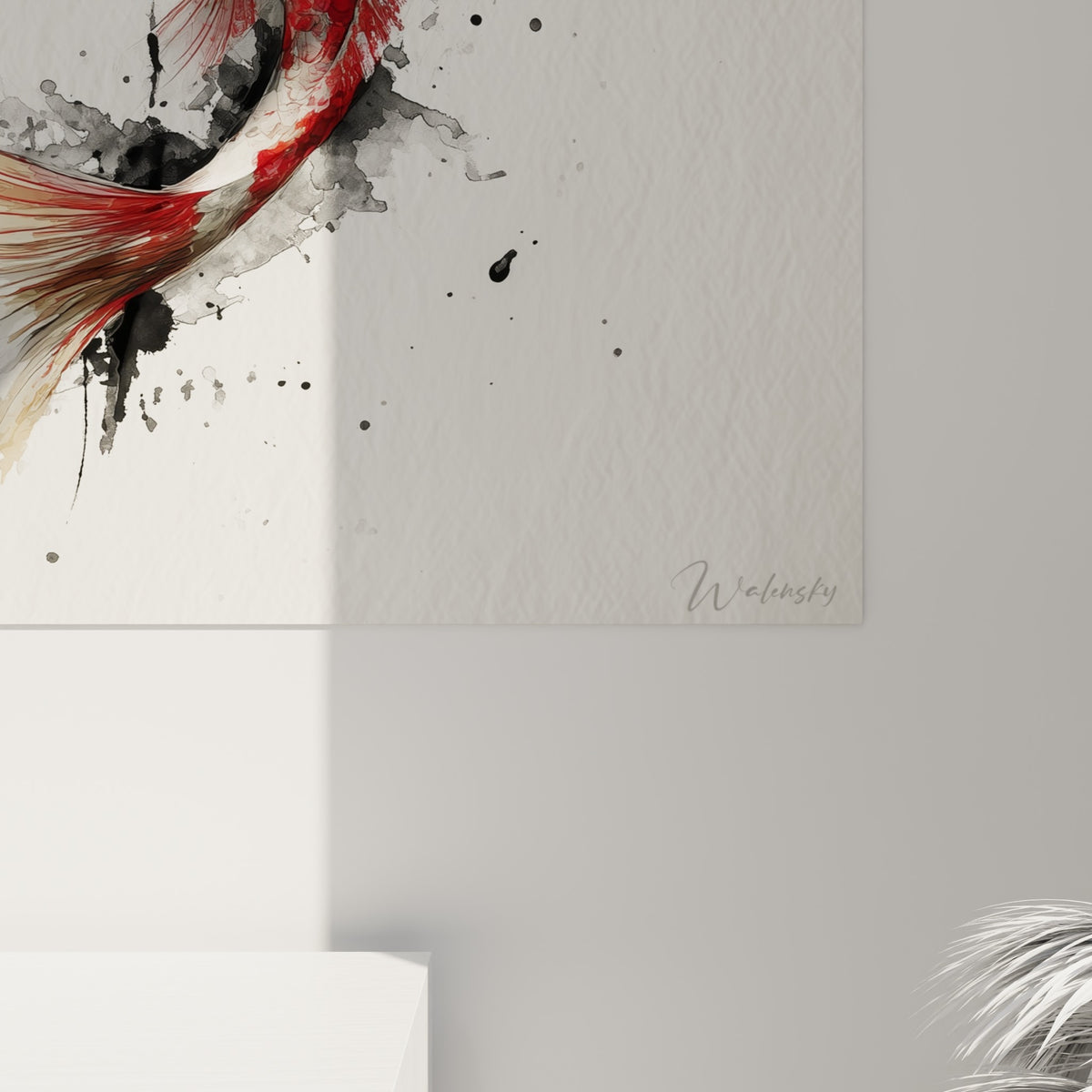 Écailles rouges et coulures d'encre grise de la carpe Koi visibles en gros plan sur toile texturée