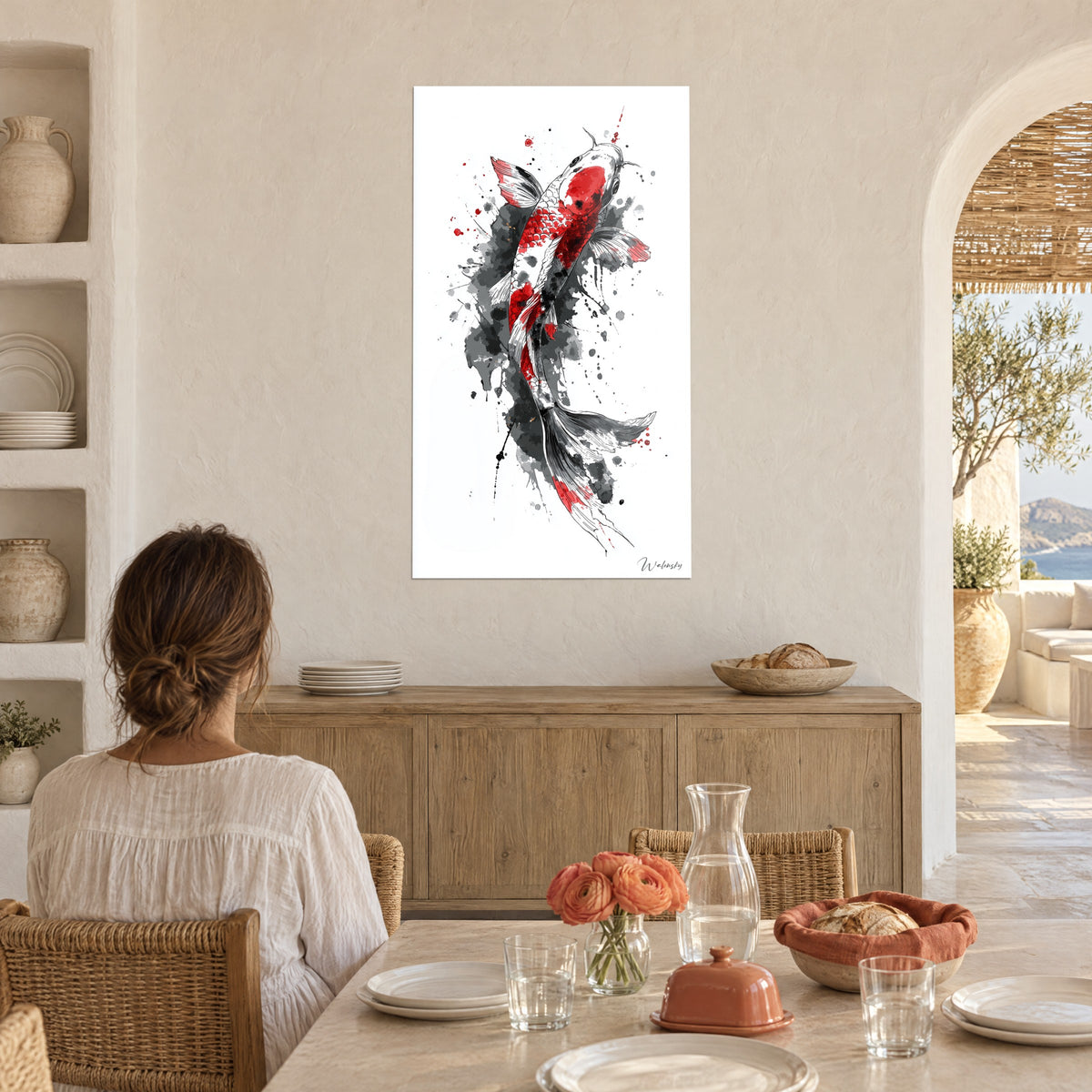Schilderij met bloedrode en zwarte nishikigoi, vinnen met fijne lijnen getekend, vrouw van achteren aan tafel, witte stenen boog