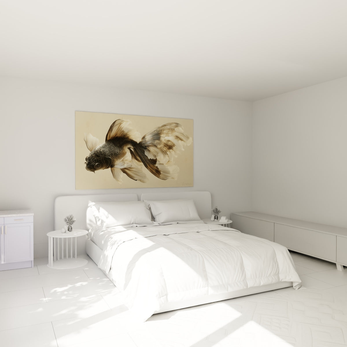 Poisson koï fauve et ivoire accroché au-dessus d'un lit dans une chambre claire