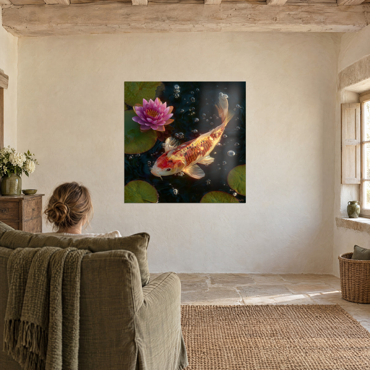 Cuadro escena de estanque zen, koi ámbar y blanco, nenúfar magenta, sillón y manta verdes, pared de piedra clara