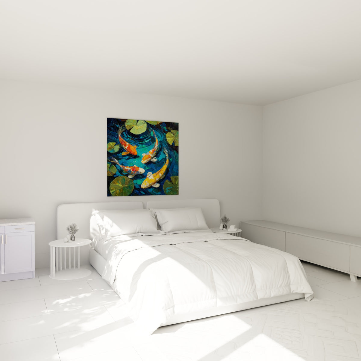 Carpes Koi orange et turquoise peintes en larges touches, accrochées au-dessus d'un lit dans une chambre claire