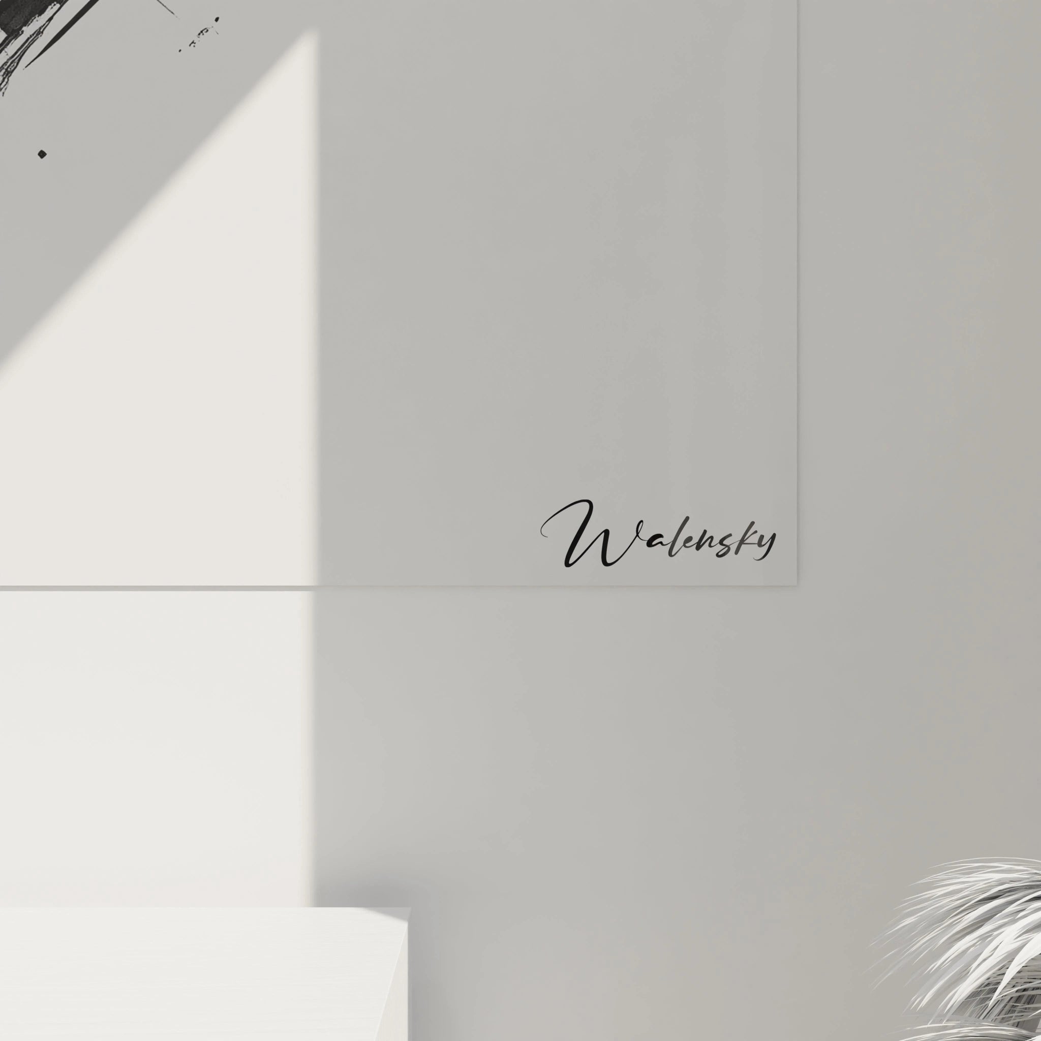 Un tableau artistique abstrait présentant des éléments noirs éclatés et des zones claires, créant un effet visuel net avec des surfaces lisses et des formes géométriques.