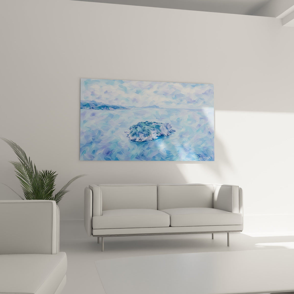 Paysage marin bleu et violet avec îlot rocheux central, au-dessus d'un canapé dans un salon lumineux