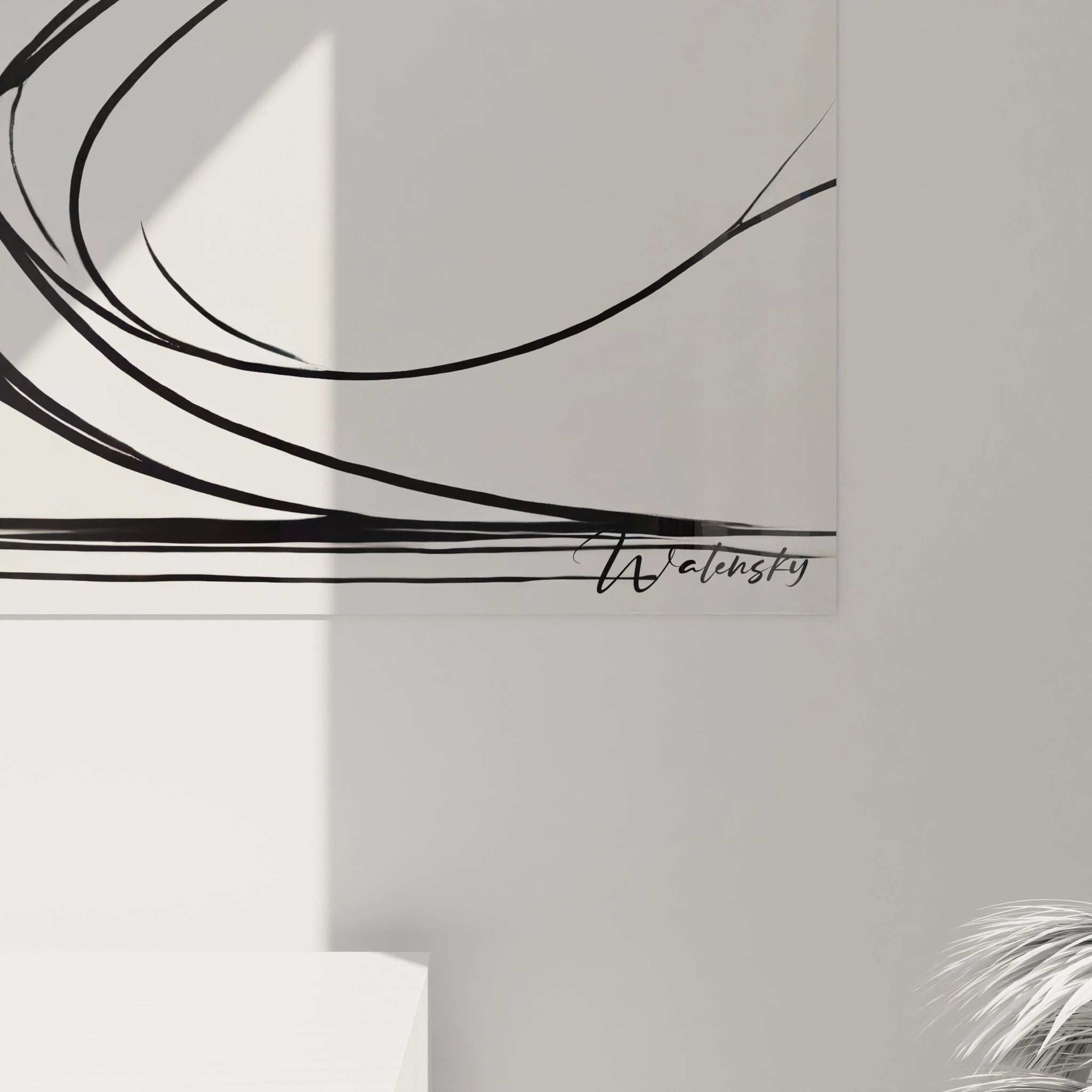 Gros plan du tableau minimaliste. Détails de la silhouette féminine et du parapluie rouge, avec des lignes noires fluides sur fond blanc épuré."