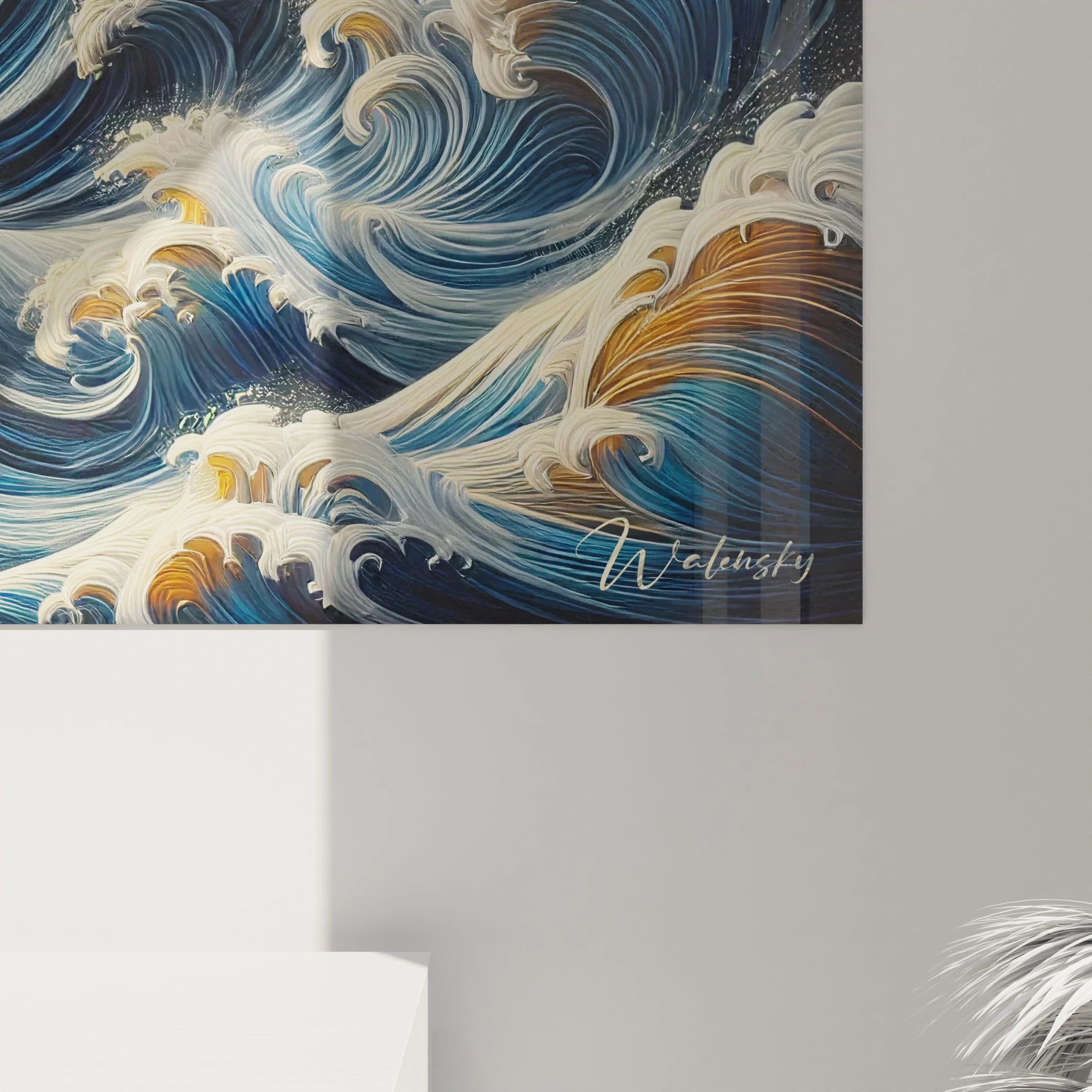 Gros plan du tableau japonais capturant chaque detail de la vague et la danse dynamique de la lumiere doree qui illumine l'ecume pour un effet realiste et captivant