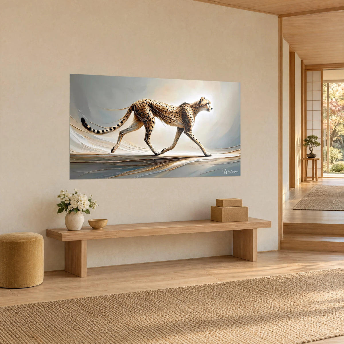 Gemälde einer gefleckten Raubkatze im Lauf, goldenes Fell und geringelter schwarzer Schwanz, im Dreiviertelprofil in einem Japandi-Flur