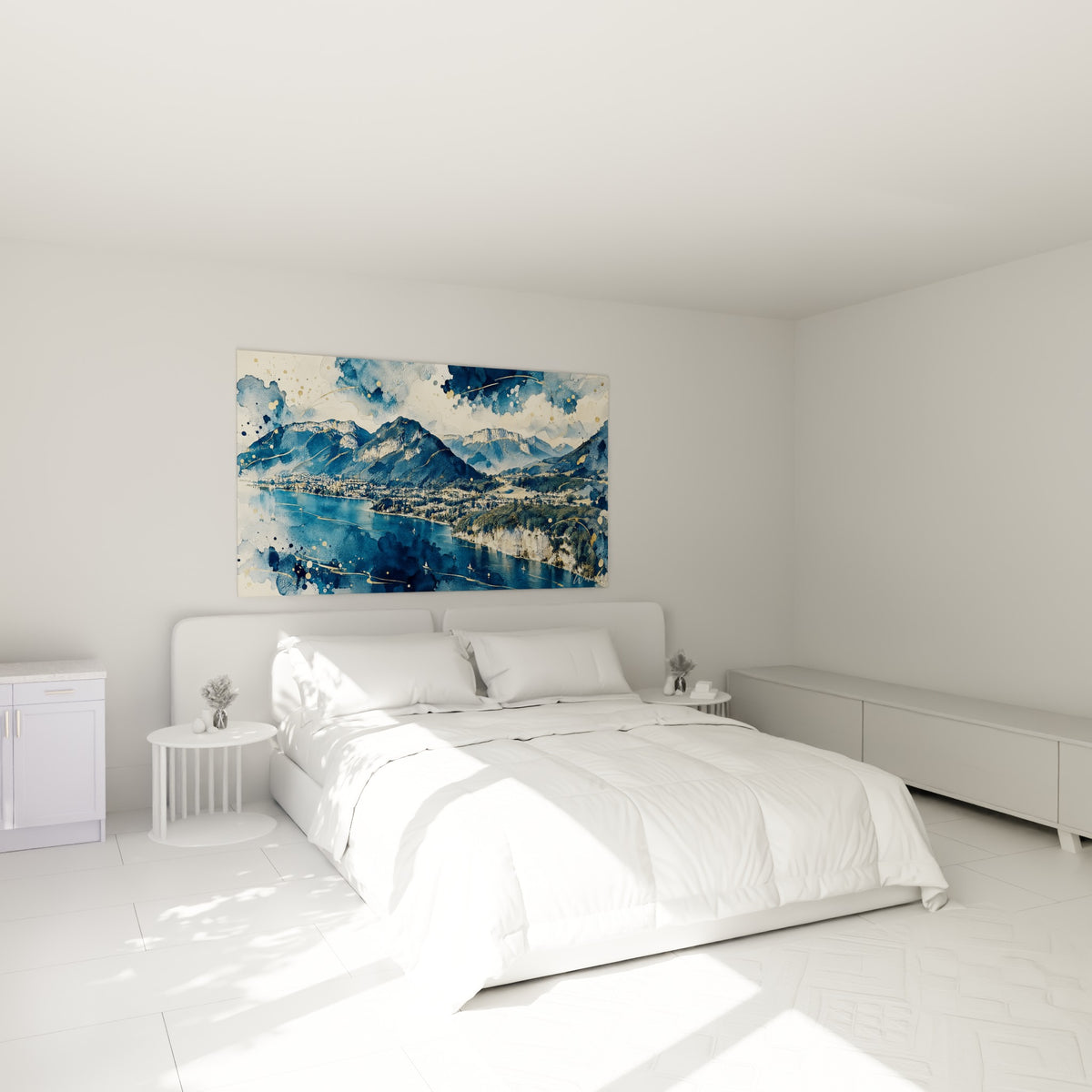 Montagnes bleu marine et lac doré du Lac d'Annecy au-dessus d'un lit dans une chambre claire