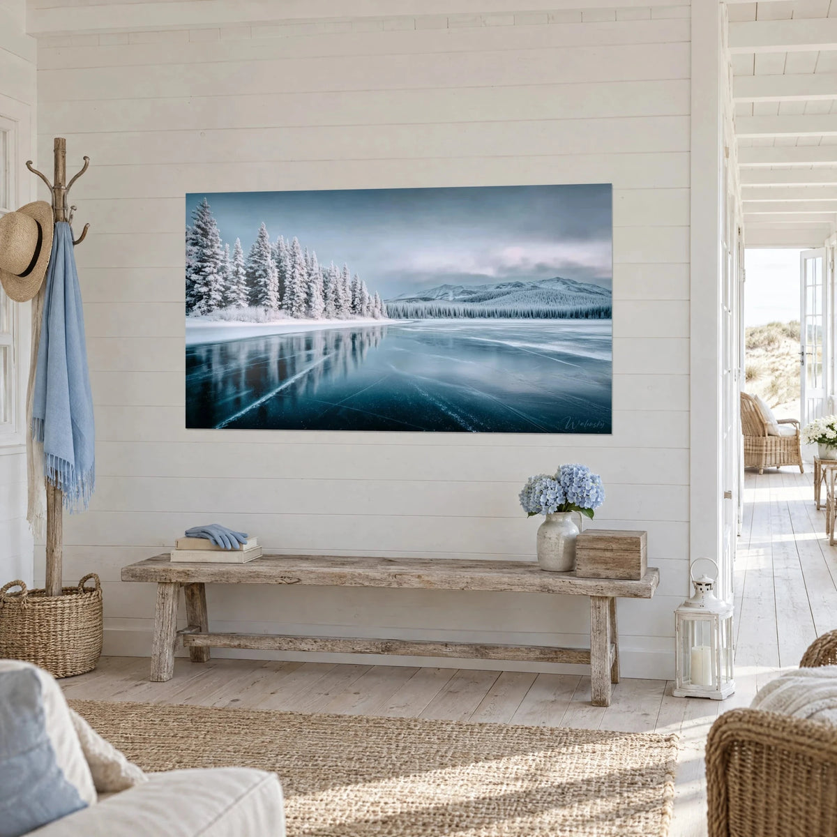 Tableau patinoire naturelle d'un lac pris par la glace, craquelures blanches sur bleu profond, mur lambrissé de bord de mer