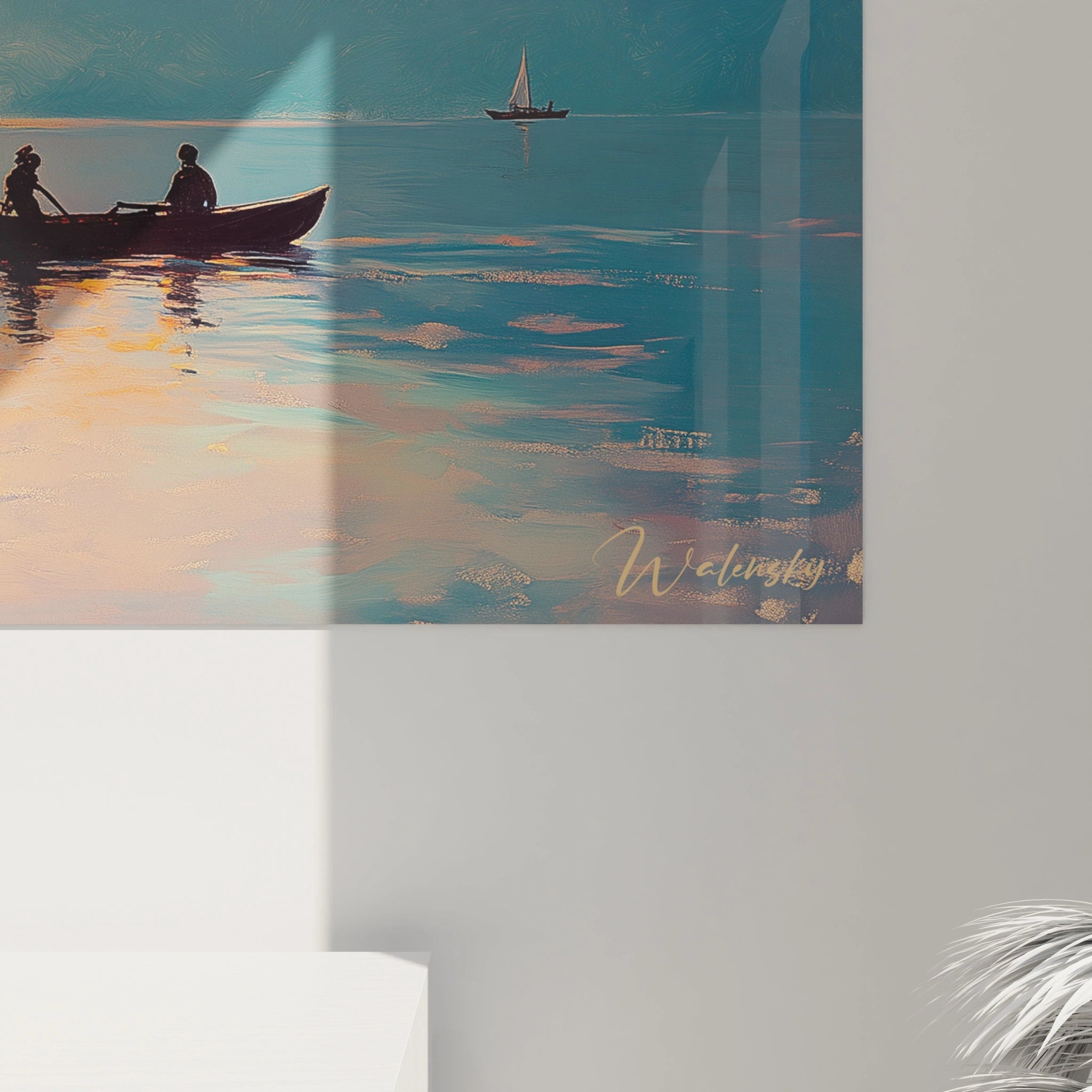 Tableau lac montagneux au coucher de soleil caractérisé par un ciel aux couleurs chaudes allant du jaune au violet, des reflets lumineux sur l'eau calme où naviguent des canoës en silhouette, avec une végétation sombre encadrant la scène sur la gauche.